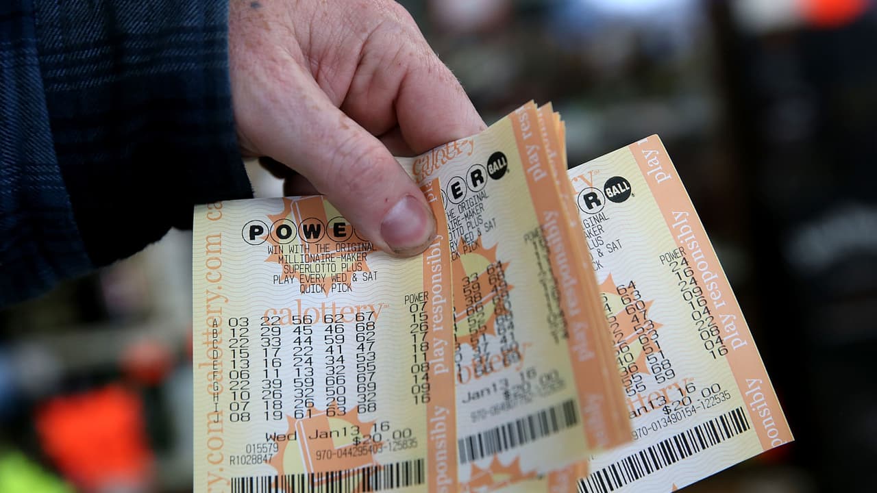 ¿Cómo invertir tu dinero en caso de que te ganes la lotería? Esto aconseja un experto en finanzas