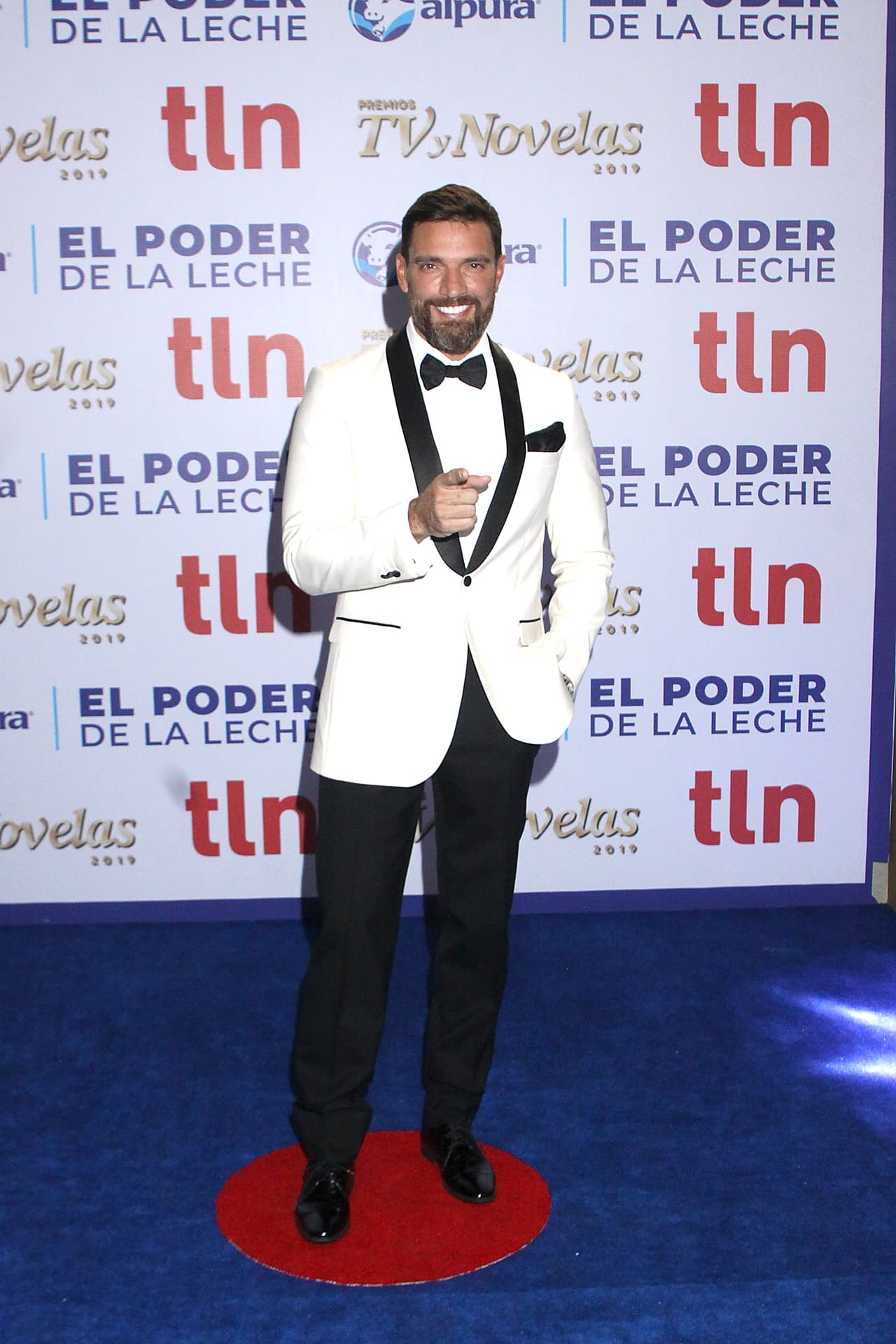 Pero el actor consideró que todavía no es el momento para presentarla públicamente y asistió solo a la alfombra de los TVyNovelas.