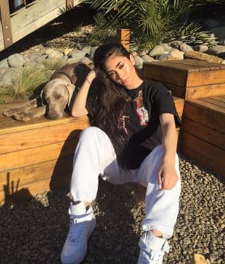 También se ha fotografiado feliz y relajada con 
<b>Captain.</b>