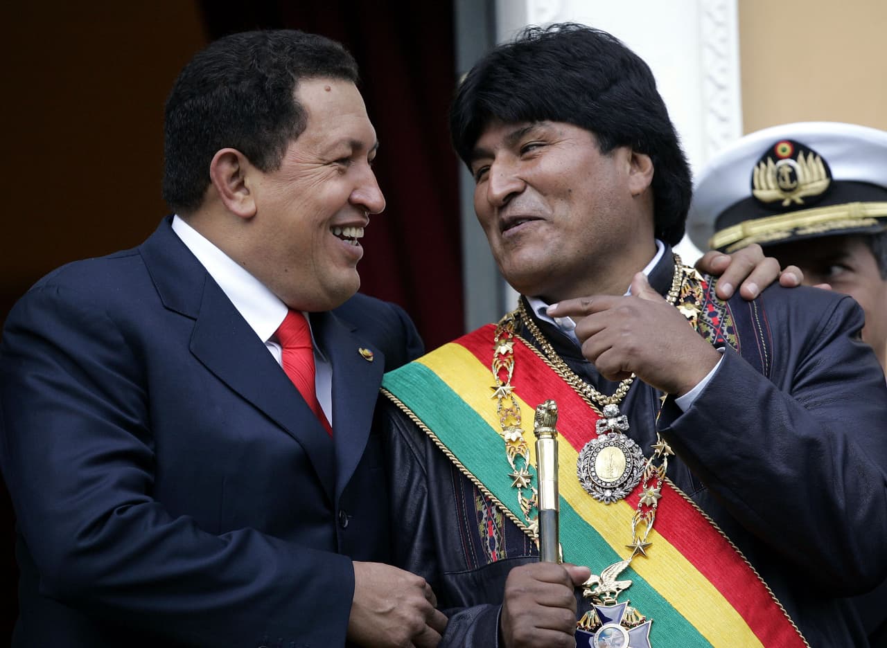 En un proceso similar al que ocurrió en Venezuela con la llegada del izquierdista Hugo Chávez (en la foto junto a Morales en La Paz en 2006), el boliviano promovió la creación de una Asamblea Constitucional que redactara una nueva Carta Magna, con la intención de aumentar los derechos de la población indígena del país y establecer la reelección presidencial por dos períodos consecutivos.