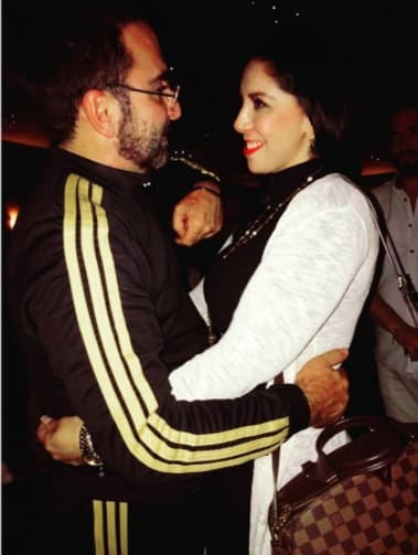 Enamorados y haciendo oídos sordos a las críticas, siguieron su romance.