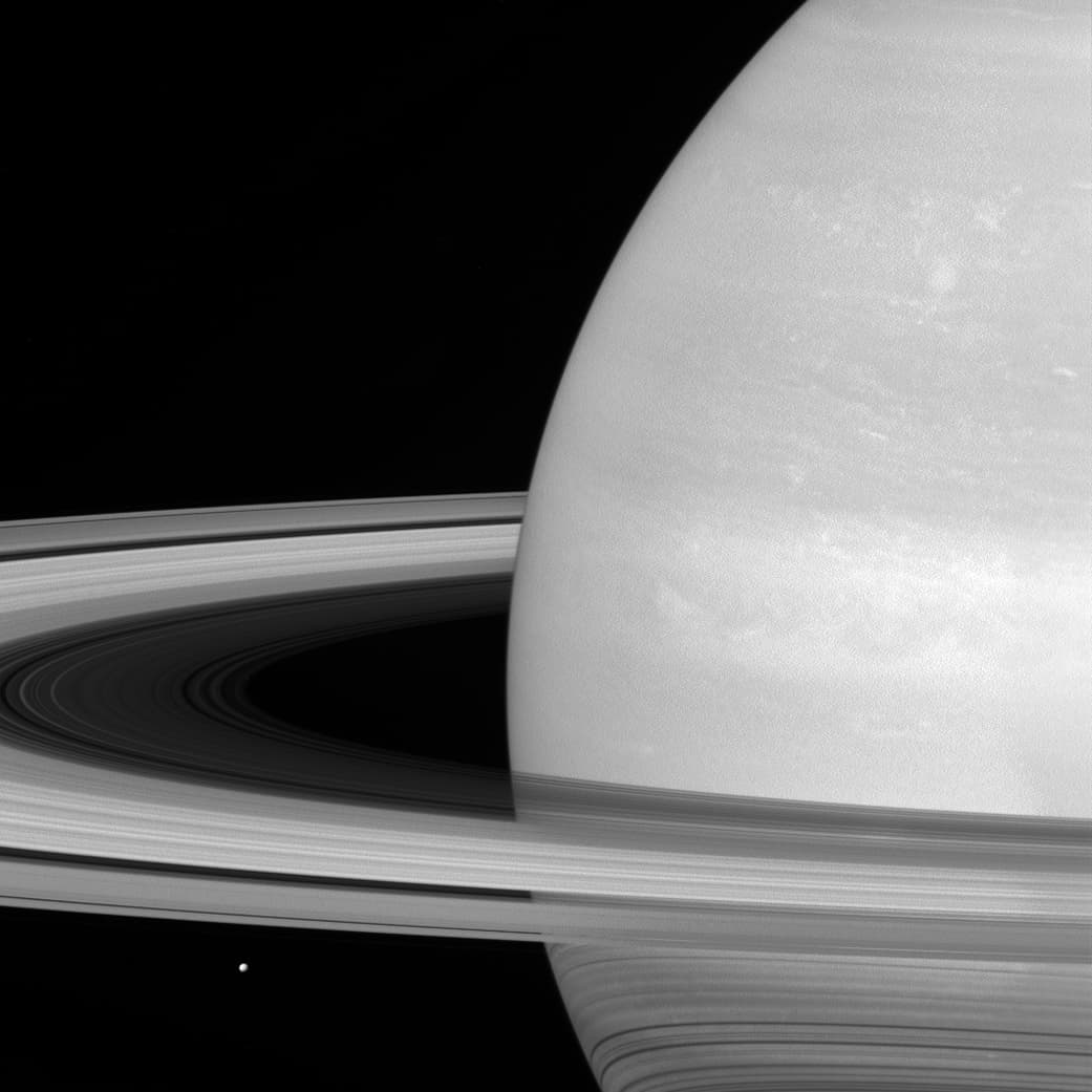 En la foto, el pequeño satélite es el punto blanco bajo los anillos del gigante Saturno. Uno de los objetivos de la sonda Cassini será determinar la masa de los anillos de Saturno, en comparación a la pequeña luna que orbita cerca de ellos.