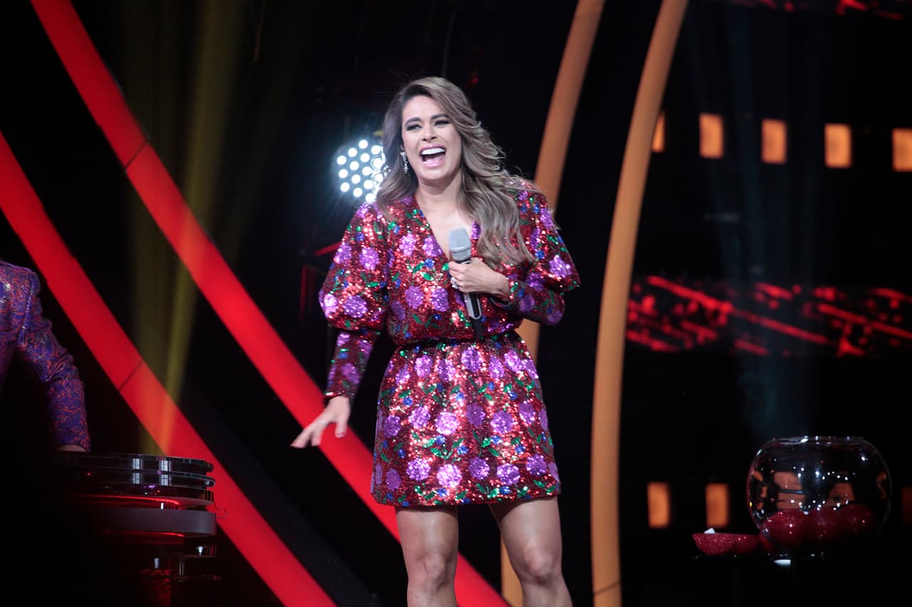 Galilea también portó pocos accesorios, solo destacaron sus pendientes medianos de pedrería y discretos anillos.