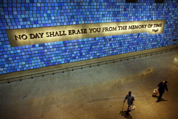 Una pared con una cita de Virgilio y con 2,983 paneles para cada víctima es visto durante un recorrido.