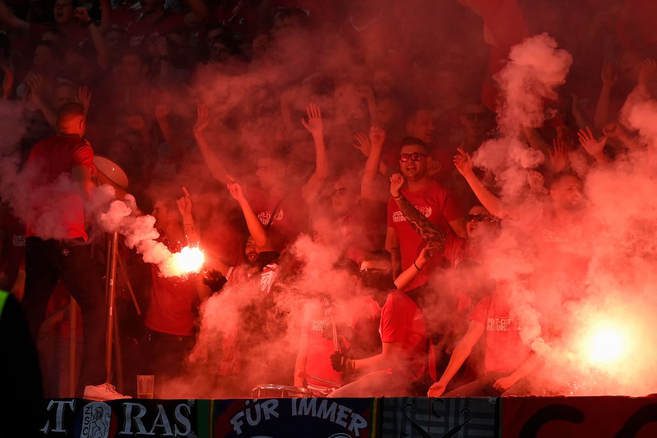 Las luces de bengala que ya se han vuelto clásicas en las finales alemanas.