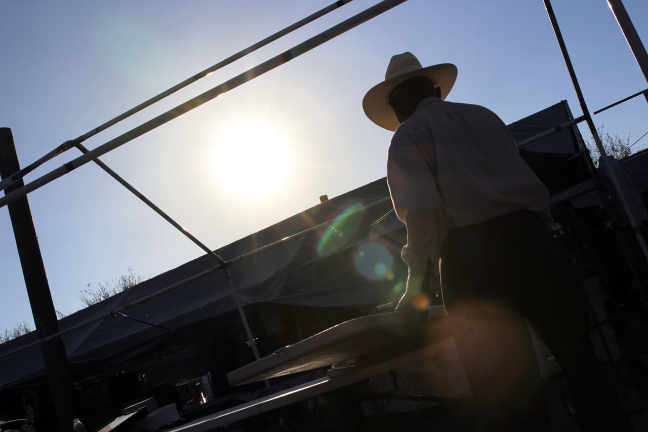 Un vendedor ambulante recoge su estante en un mercado al aire libre que se instala en Immokalee los domingos.
