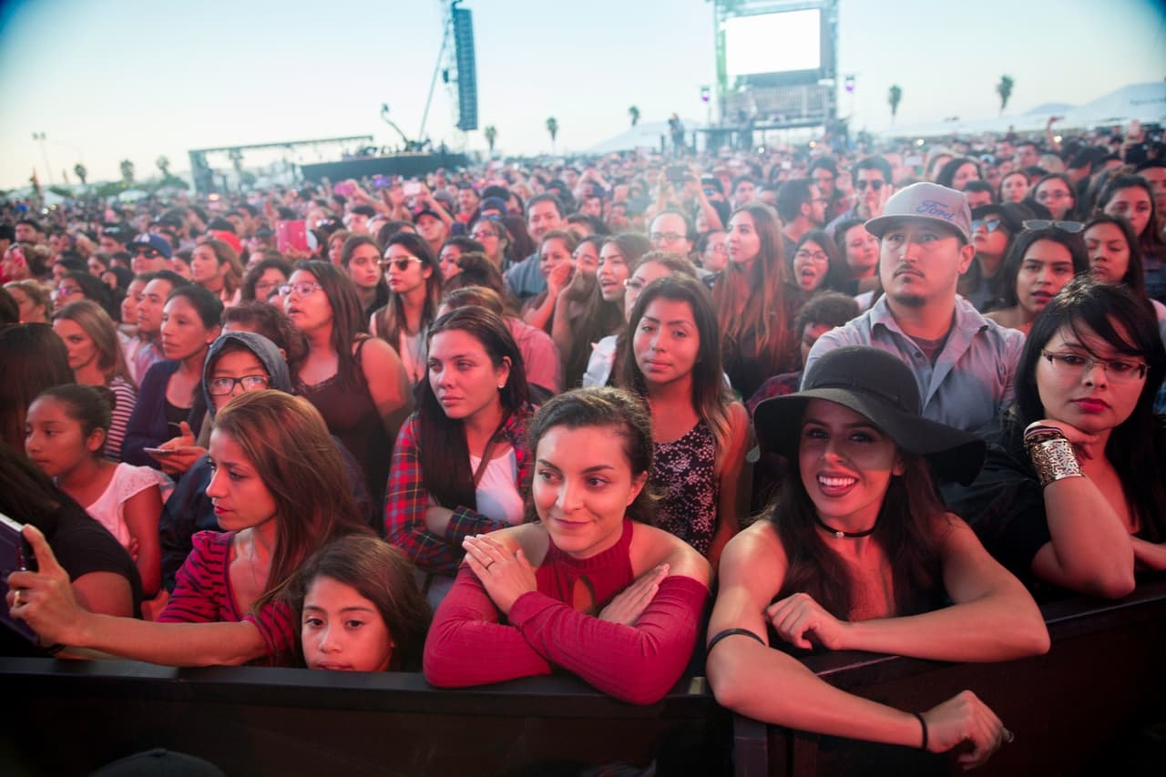 El público estaba ansioso por ver las actuaciones en vivo de más de 20 artistas. Foto: David Maris.