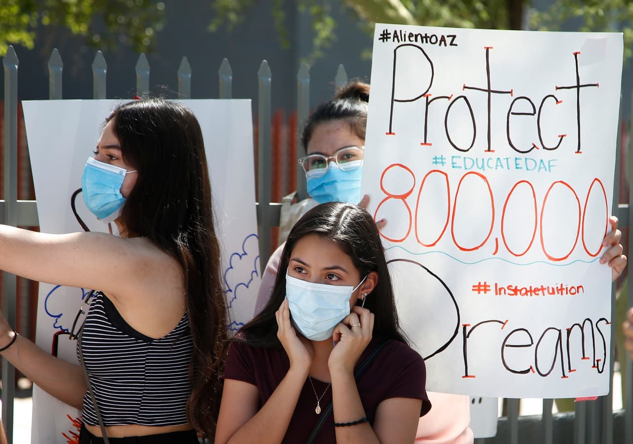 “Protejan 800,000 dreamers”, uno de los mensajes vistos en la manifestación en Phoenix después de la decisión.