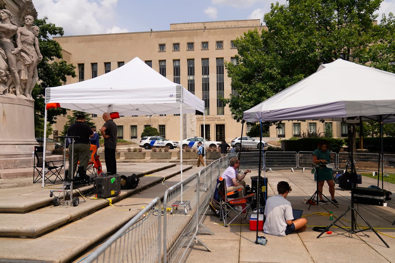 También se sustenta que los aliados de Trump y él mismo 
<b>intentaron usar al Departamento de Justicia para que realizara investigaciones falsas</b> de fraude electoral.