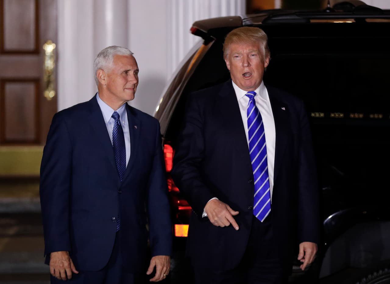 Presidente electo Donald Trump hace una pausa para hablar con la prensa mientras se dirige con el vicepresidente electo Mike Pence a su auto en el Trump National Golf Club Bedminster New Jersey, 19 de noviembre de 2016, durante una pausa en las reuniones. (AP Foto/Carolyn Kaster)