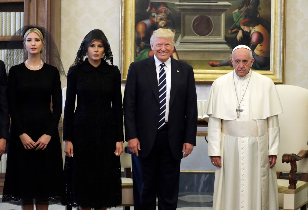 <b>Francisco y Donald Trump</b>
<br>
<br>El republicano y su familia en el vaticano en mayo de 2017.
<br>
<br>Trump tuvo una relación espinosa con el papa Francisco. En la campaña presidencial de 2016 el papa declaró que las personas que solo piensan en construir barreras en lugar de puentes "no son cristianas", justo cuando Trump estaba promocionando la construcción de un muro en la frontera entre Estados Unidos y México. Trump calificó como "vergonzosos" los comentarios de Bergoglio. Muchos destacaron el lenguaje corporal de Francisco en su reunión con los Trump.
<br>