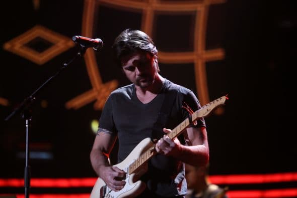 Juanes estaba muy concentrado.