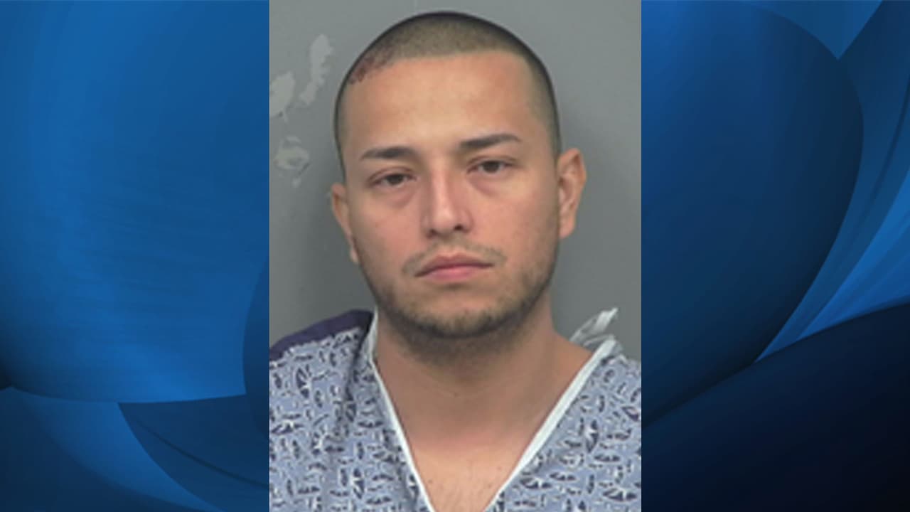 Mientras portaba aún una bata de hospital. Romero fue puesto bajo custodia y encarcelado este miércoles por la tarde. El acusado, de 31 años y residente de Lawrenceville, tenía pendiente una orden de arresto por homicidio vehícular en primer grado, un cargo que se suma a las acusaciones de conducción temeraria, manejar bajo los efectos del alcohol, lesiones serias por vehículo y seguir demasiado cerca a otro auto, que se le imputaron tras el percance del fin de semana pasado.