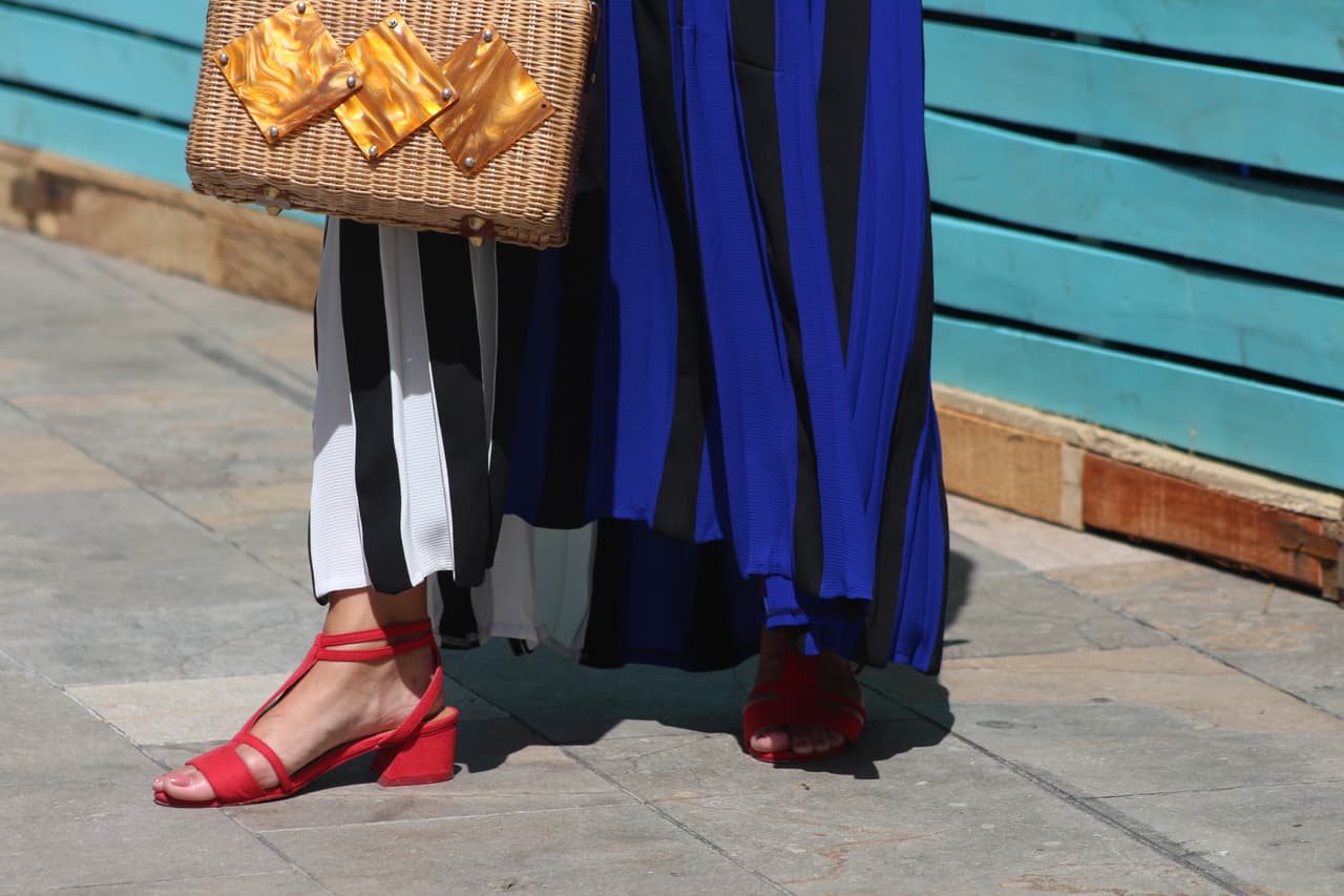 Las sandalias de amarrar a los tobillos y de tacones racionales (cuadrados y de unos poquísimos centímetros) son un emblema de este verano que las celebra en tonos intensos.