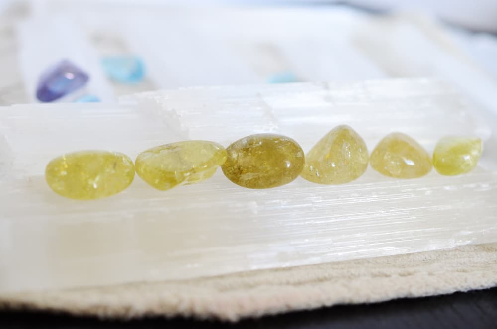 Por ejemplo, para atraer la prosperidad al negocio u hogar, debes colocar un citrino sobre la caja registradora o lugar donde se guarda el dinero. También funciona detrás de la puerta principal, debido a que aumenta las riquezas.