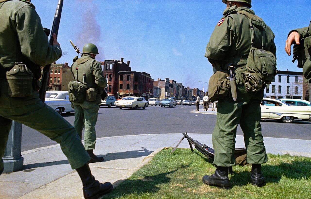 El despliegue militar en Washington DC fue el más grande de cualquier ciudad estadounidense desde la Guerra Civil, un siglo antes. Los soldados custodiaban el Capitolio y la Casa Blanca.