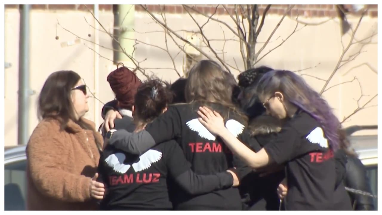 Muchas de ellas llevaban una playera negra con el mensaje 
<b>“Team Luz”, y se fundieron en un abrazo mientras lloraban.</b>
<br>