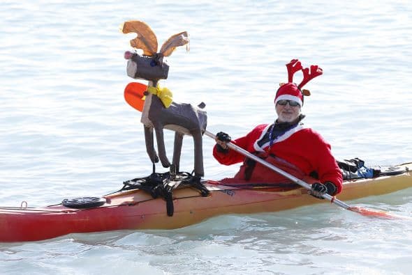 Un Santa muy particular se dio la oportunidad de pasear en su lancha mientras se todos participaban en el baño de navidad.
