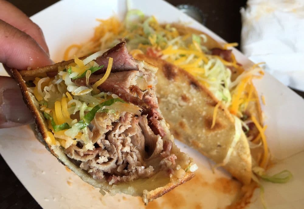 Un lugar más abajo, y
<b>en Roseville, el restaurante Roundhouse Deli</b> se caracteriza por los sandwichs y los tacos. La orden más solicitada son los tri tip tacos.