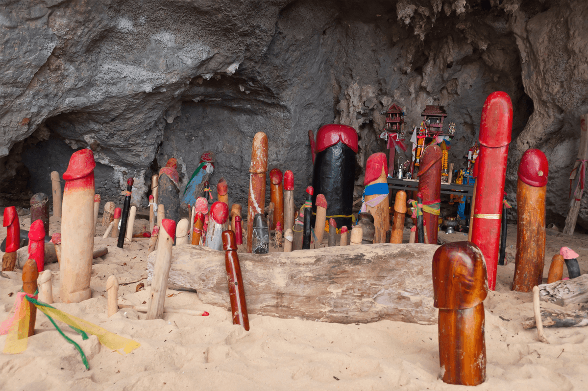 Ofrendas en Phra Nang Krabi, Tailandia.