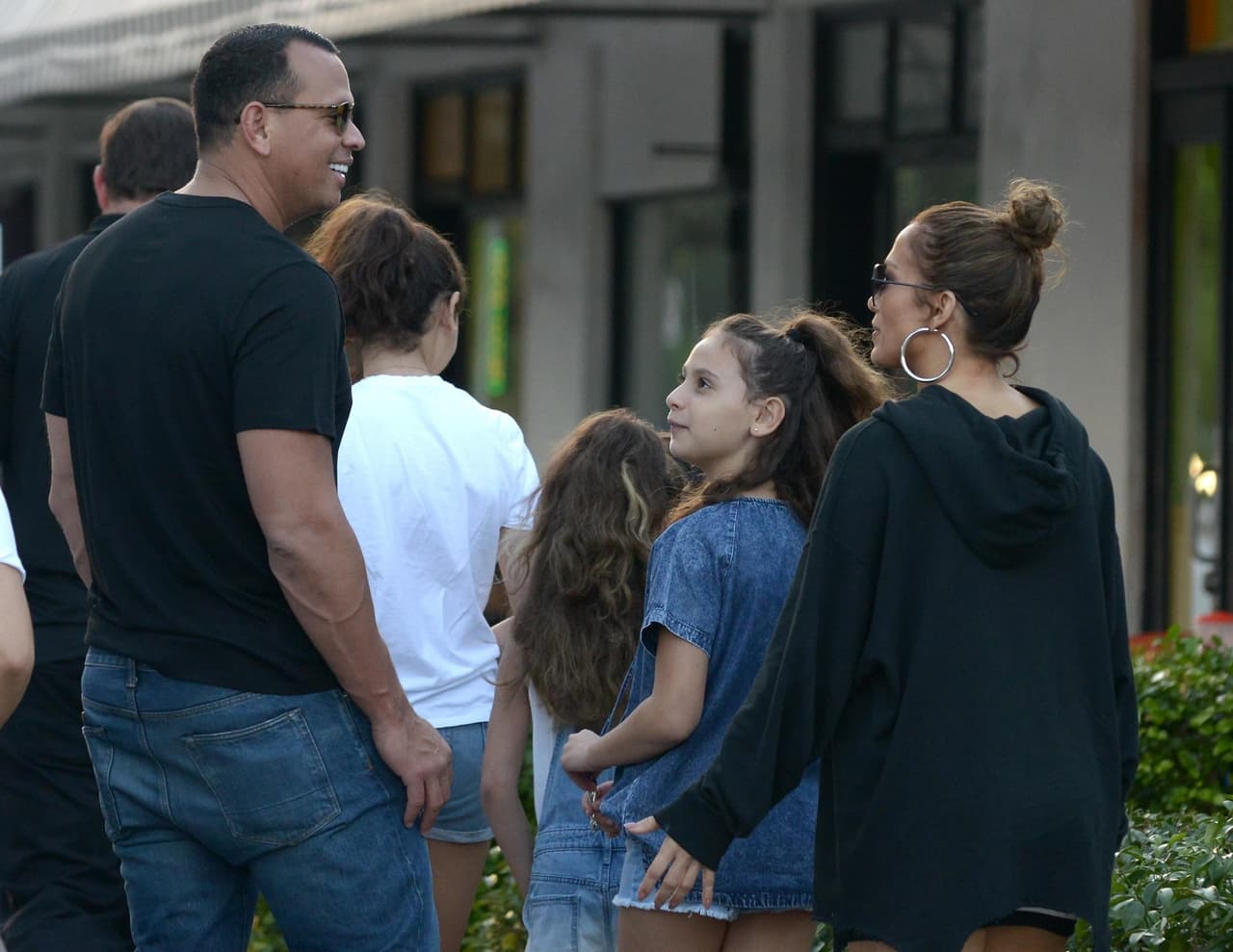 <b><a href="https://www.univision.com/entretenimiento/jlo-nos-muestra-el-swing-de-su-querido-a-rod-video" target="_blank">A-Rod</a></b>, prometido de JLo y padre de dos hijas, 
<b><a href="https://www.univision.com/famosos/a-rod-intenta-convencer-a-sus-hijas-y-a-emme-de-que-el-beisbol-es-mas-divertido-que-tiktok-video" target="_blank">Natasha y Ella</a></b>, dijo sentirse "bendecido" por este día. 
<br>