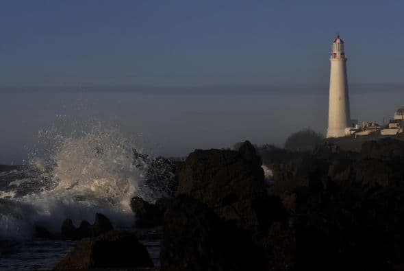 El destello del faro de Punta Brava (1876) se refleja en las aguas del Río de la Plata en una noche fría en la austral capital de Uruguay, país con una costa tan cargada de trampas que se debieron levantar 12 de estas torres para señalizarla.