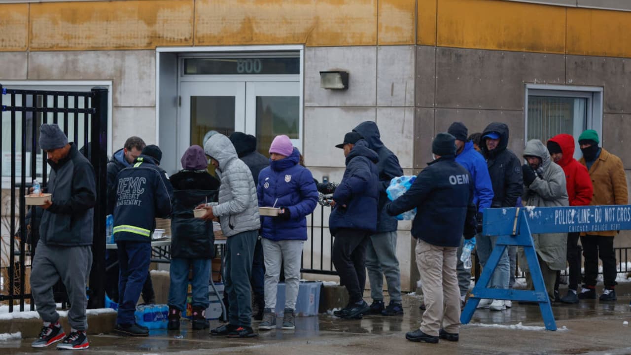 Crisis de inmigrantes: Autoridades alcanzan acuerdo millonario para atender situación en área de Chicago