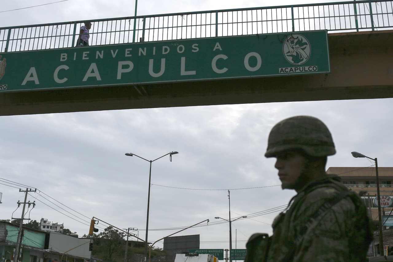 Un soldado mexicano monta guardia bajo una carretera a la entrada del complejo turistico de Acapulco.