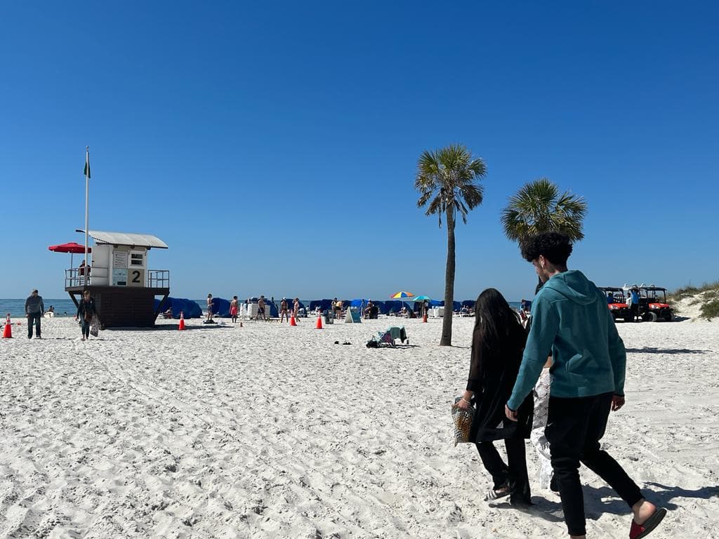 La playa está vigilada por socorristas durante todo el año y el personal de la ciudad la limpia todos los días.
