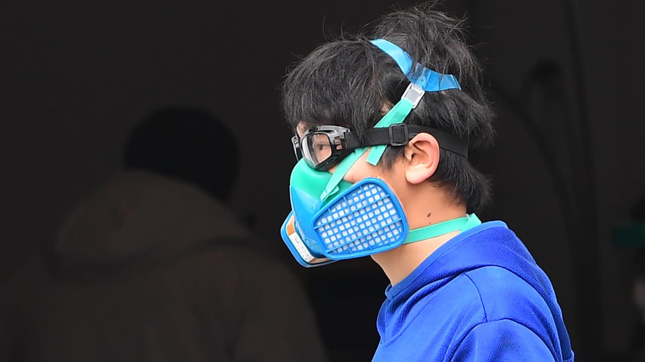 Trump recomienda cubrirse el rostro al salir de casa por el covid-19 (aunque dice que él no lo hará)