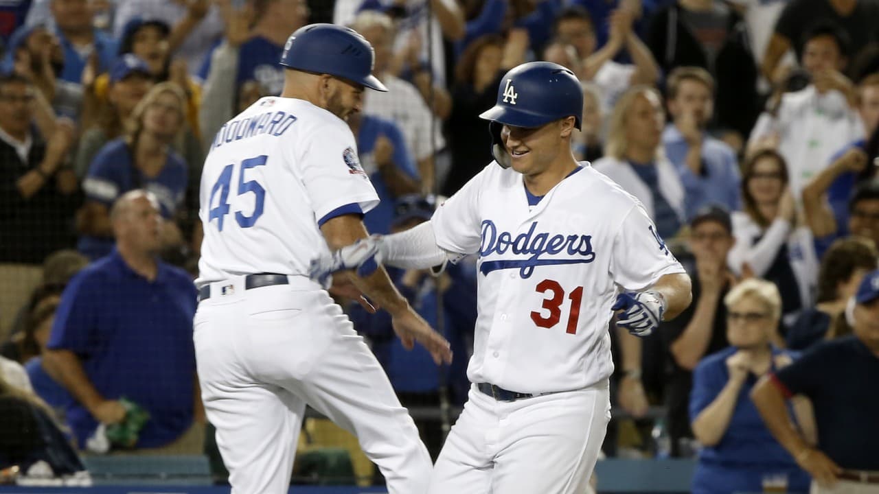 Joc Pederson (der.) encendió la ofensiva de los Dodgers desde el primer turno al bat.