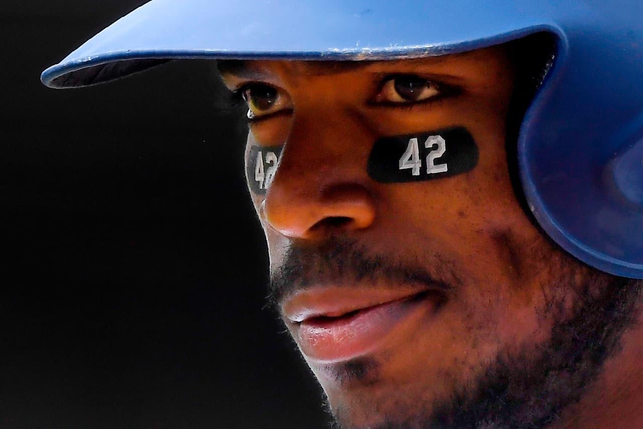Como conmemoración del Jackie Robinson Day, todos los jugadores visten el número 42 en cada 15 de abril en la MLB.