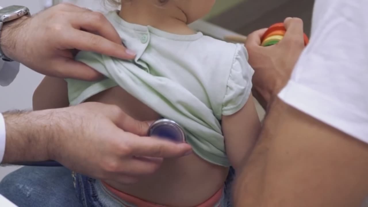 “Ambos pacientes están recibiendo el tratamiento apropiado en la unidad pediátrica de cuidados intensivos y están mostrando señales de mejoría”, dijo el Hospital Jackson en un comunicado. 
<br>