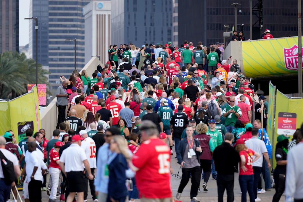 Los fanáticos llegando al Caesars Superdome de Nueva Orleans para el 'Super Bowl'.