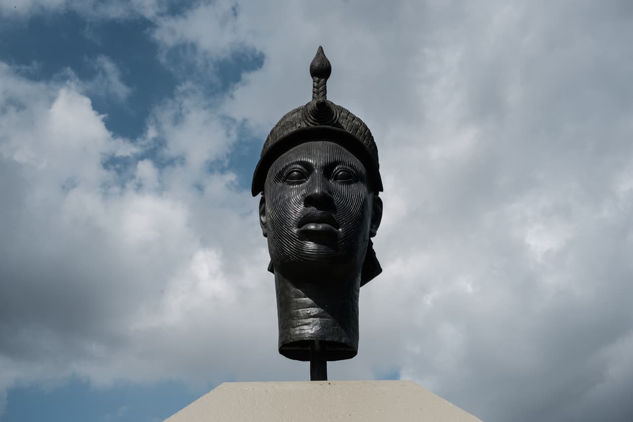 <b>Zumbi dos Palmares</b>. Fue el líder de un levantamiento de esclavos en Brasil en el siglo XVII y el último rey del Quilombo dos Palmares, un asentamiento de esclavos liberados en el estado de Alagoas, al noreste del país. Su monumento se encuentra en la ciudad de Río de Janeiro.