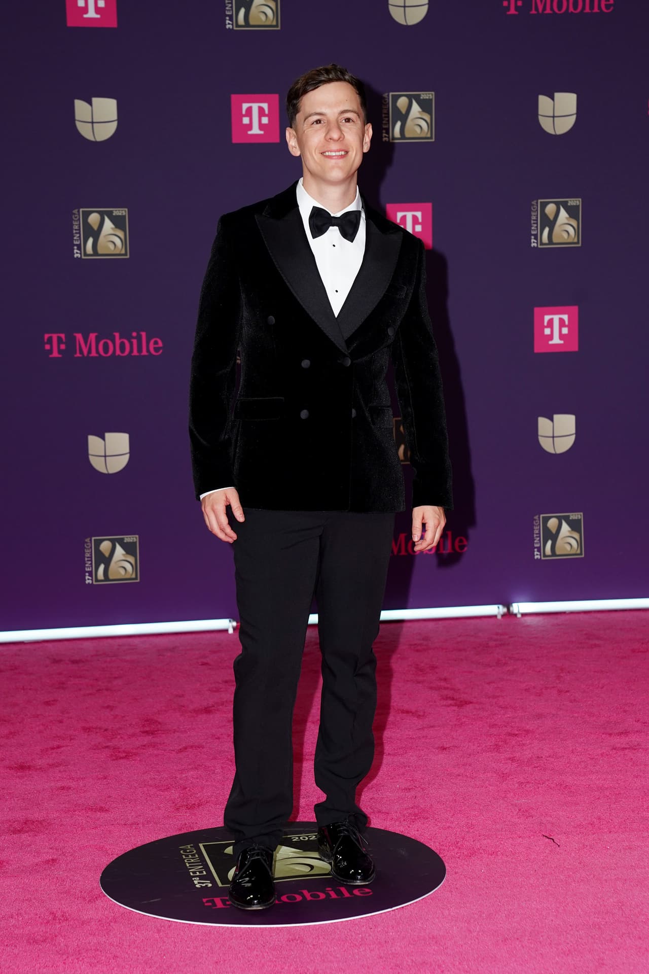 <b>Guaynáa </b>fue uno de los famosos más elegantes, desfiló por la Alfombra Magenta con un tuxedo.