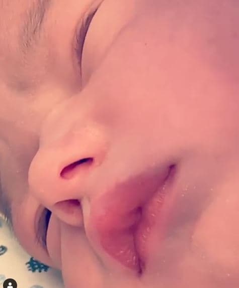 "Lo subo en las fotos, o sea 
<b>'me lo como'</b>. Además, ver cómo mis hijos no pueden dejar un minuto 
<b><a href="https://www.univision.com/famosos/paola-la-hija-de-adal-ramones-se-siente-casi-casi-la-mama-de-su-nuevo-hermanito-fotos" target="_blank">sin besarlo</a></b>. Están así y es (beso a) cada rato. Paola y Diego aman a Cristóbal. No puedo estar más que agradecido con la vida de que las cosas las hicimos bien y estoy feliz, feliz", dijo el conductor al programa mexicano 
<b><a href="https://twitter.com/deprimeramano/status/1156320290256764928" target="_blank">De Primera Mano</a></b>.