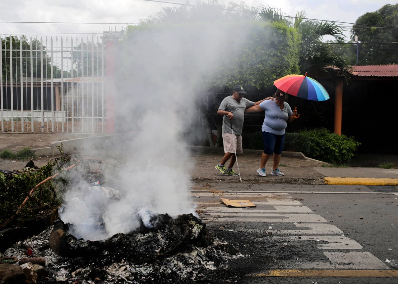 Decenas de policías con uniformes azules y fusiles AK-47 se alinearon en las principales calles de Managua, donde hubo solo unas pocas tiendas abiertas. La huelga de 24 horas comenzó con un cacerolazo nacional en distintas ciudades del país.