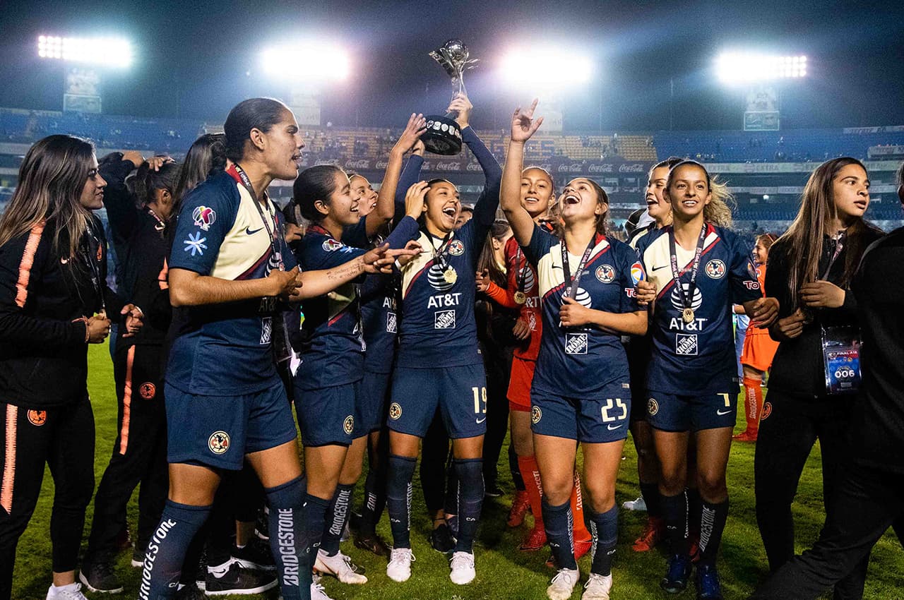 Momento de la vuelta olímpica de las jugadoras del América al conquistar la Liga MX Femenil en el Estadio Universitario de Monterrey.
