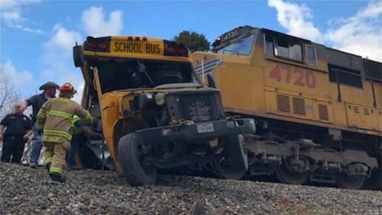 Muere estudiante en choque de autobús contra un tren