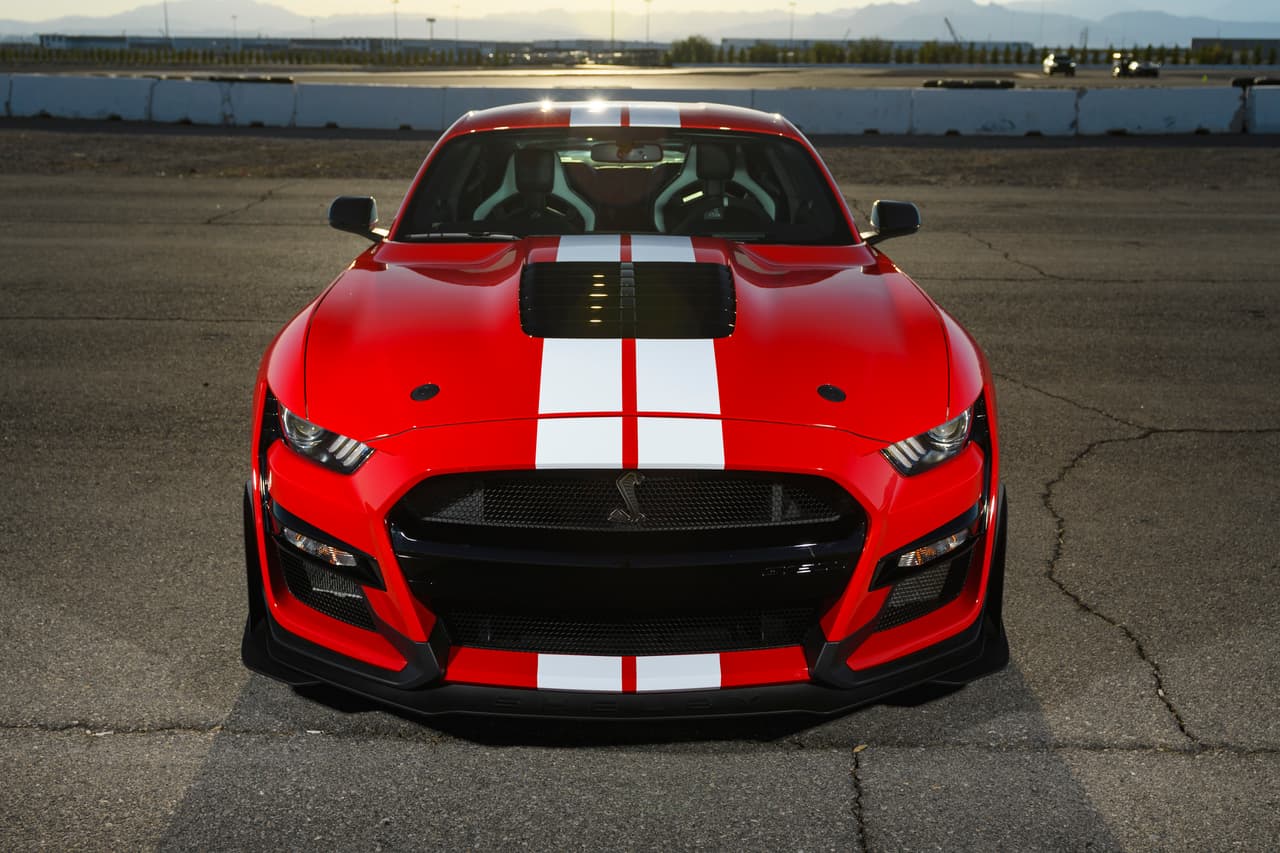 <h3 class="cms-H3-H3"><b>7. Ford Mustang Shelby GT500</b></h3>
<br>
<br>
<b>Puntaje: 29/100</b>
<br>
<br>Con un motor 8 cilindros de 5.2 litros y una transmisión automática, el Ford Mustang Shelby GT500 tiene un consumo de combustible de 12 mpg en ciudad y 18 mpg en carretera.
<br>