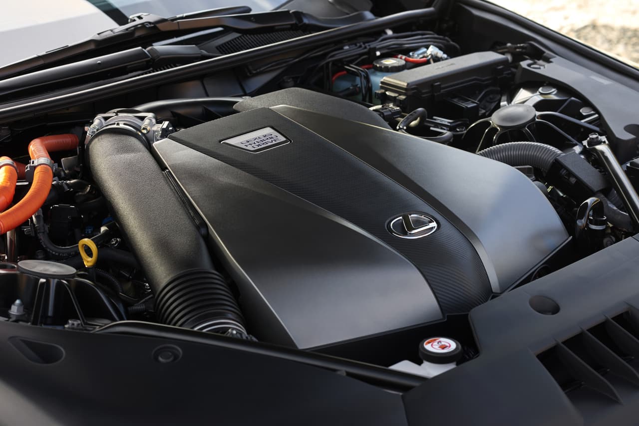 El
<b>motor</b> del
<b>LC500h</b> es un
<b>V6</b> de
<b>3.5 litros híbrido</b> con el nuevo sistema Multi Stage de Lexus que incrementa torque y aceleración mediante un motor eléctrico en la transmisión.