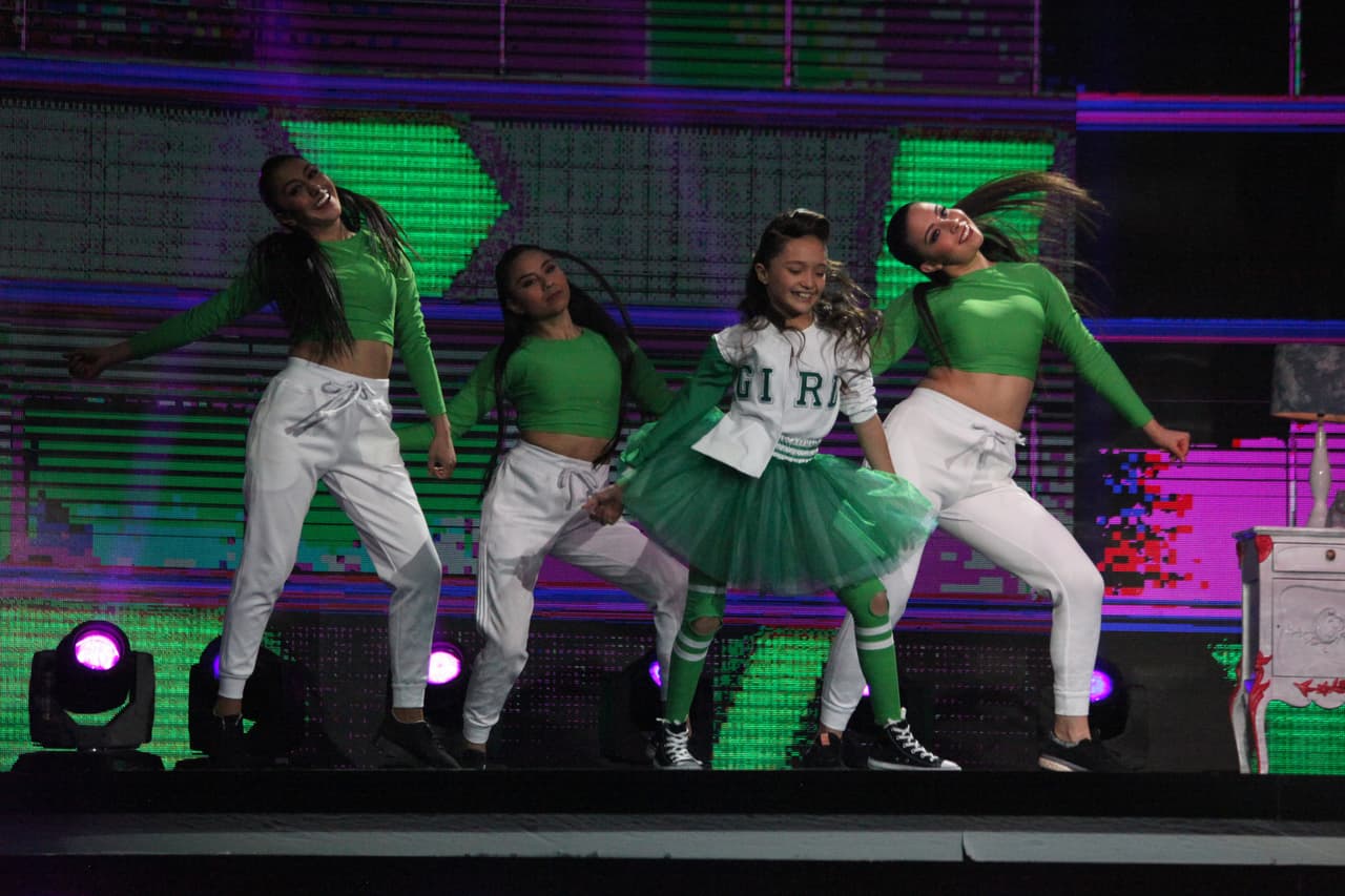 Los bailarines de este escuadrón son Flor Santander (12 años) y Yahir (de 11 años).