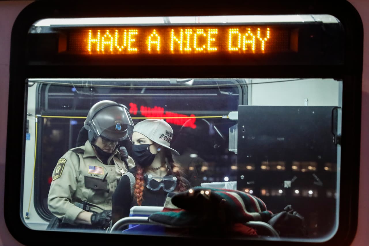 A las personas arrestadas desde el domingo en Minneapolis las suben a un autobús que pone en un cartel luminoso: "Que tengas un buen día".