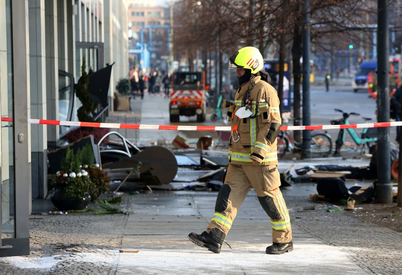 La policía de Berlín dijo en Twitter que el incidente había causado 
<b>"increíbles daños" con la muerte de los cientos de peces</b>.