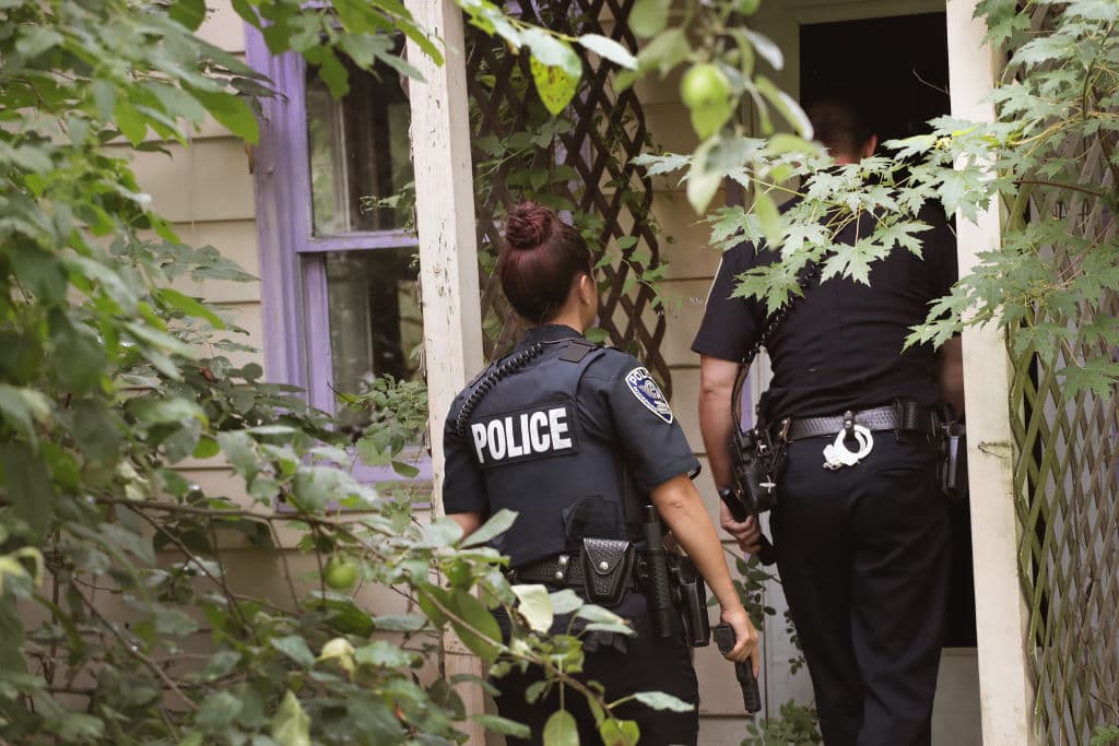 Corte Suprema falla que la policía necesita una orden judicial para entrar a una casa por un delito menor