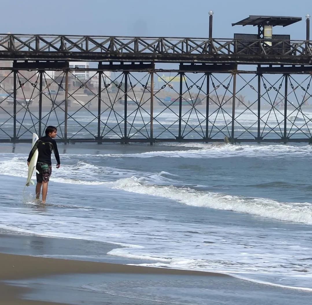 Por lo visto en las plataformas digitales, pasa gran parte de su tiempo en las playas de Perú practicando este deporte extremo.