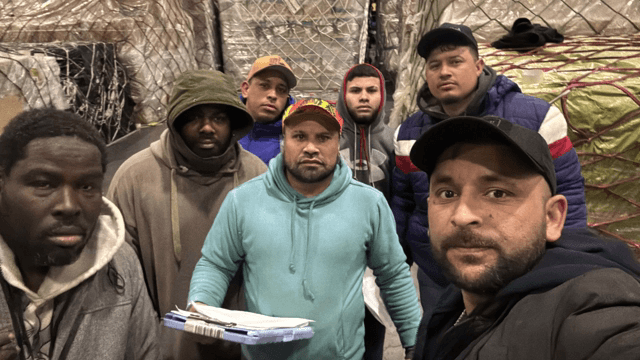 "Los policías, los federales llegaron ahí, lo agarraron a él también entre los que agarraron, agarraron a dos más", relata su padre Wilmer Gutiérrez a 
<i>Noticias Univision 41. </i>"El policía le pregunta el nombre, entonces le dice 'no, él no es', pero igual se lo llevaron".
<br>