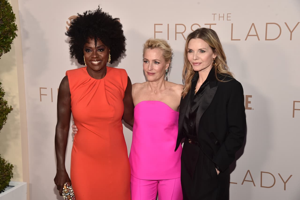 Su última serie, que presumió a través de su cuenta de Instagram, es ‘First Lady’ en la que comparte escenario con celebridades como Viola Davis, Dakota Fanning, Gillian Anderson y Lily Rabe.