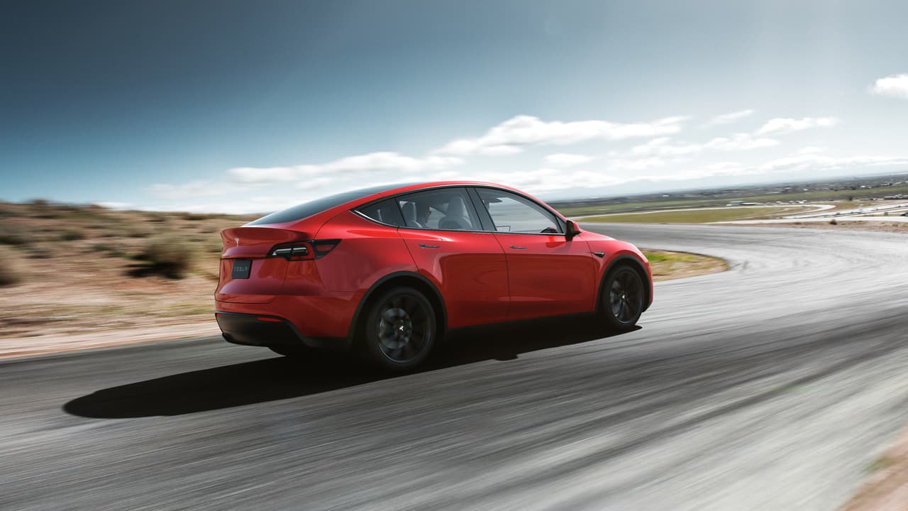 Este vehículo es construido sobre la misma plataforma del exitoso 
<a href="https://www.univision.com/noticias/tesla/este-es-el-tesla-model-3-en-imagenes-fotos">Model 3</a>. Tesla define a la Model Y como una 
<b><i>crossover coupe</i></b>, siguiendo la convención alemana de llamar coupé a 
<b>cualquier vehículo con techo inclinado en su parte trasera</b> sin importar su altura o número de puertas. Según Tesla, la Model Y muestra el estilo de un coupé con el espacio y la conveniencia de una utilitaria.